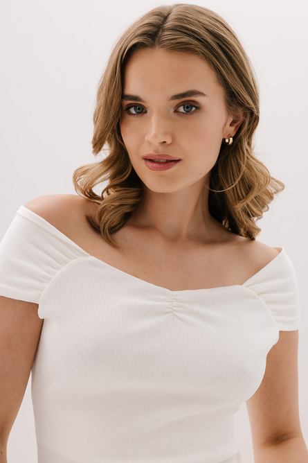 Biała bluzka z odsłoniętymi ramionami Charme